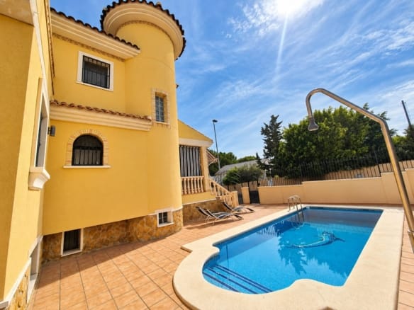 Spacious 4-Bedroom Villa with Private Pool & Apartment Potential in Villamartin