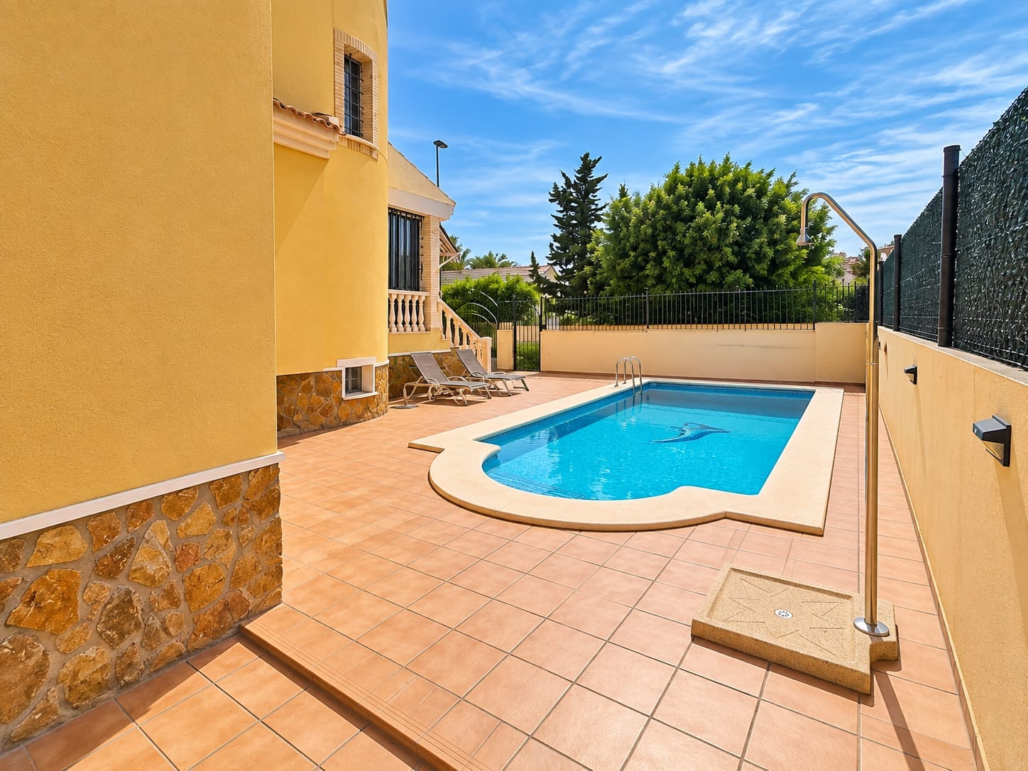 Spacious 4-Bedroom Villa with Private Pool & Apartment Potential in Villamartin