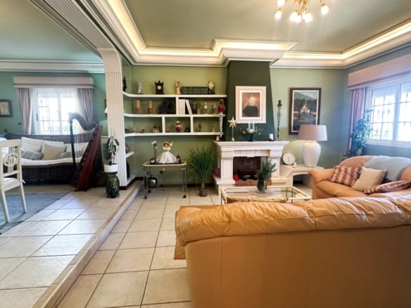 6 Bedroom Property in La Mata