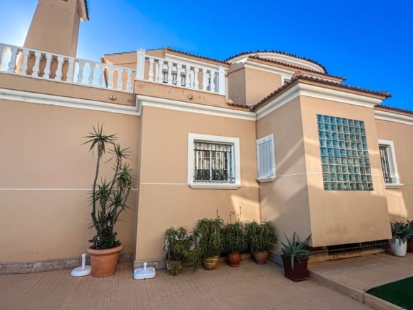 6 Bedroom Property in La Mata