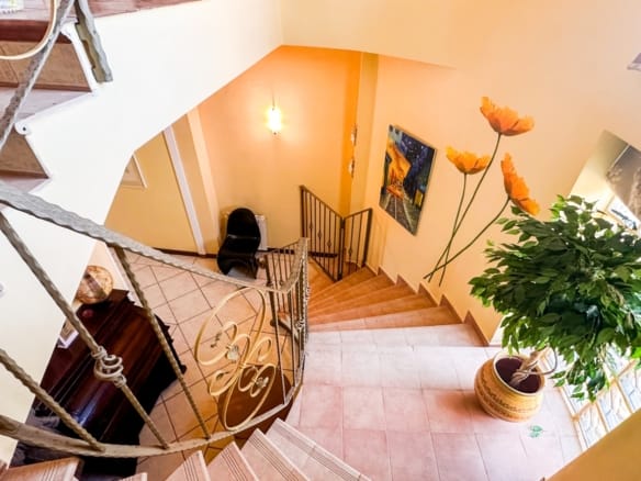 6 Bedroom Property in La Mata