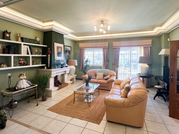 6 Bedroom Property in La Mata