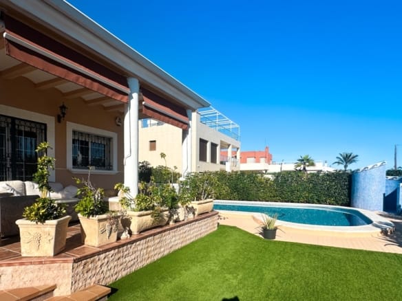 6 Bedroom Property in La Mata