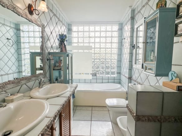 6 Bedroom Property in La Mata