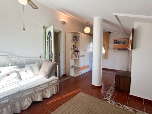 6 Bedroom Property in La Mata
