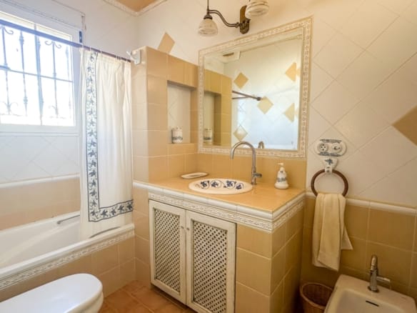 6 Bedroom Property in La Mata