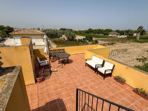 2 Bedroom Property in Daya Nueva