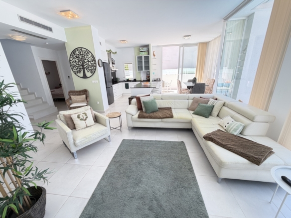 4 Bedroom Property in Mil Palmeras