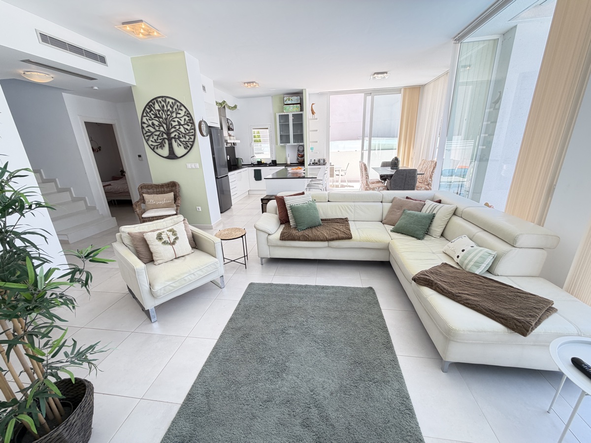 4 Bedroom Property in Mil Palmeras
