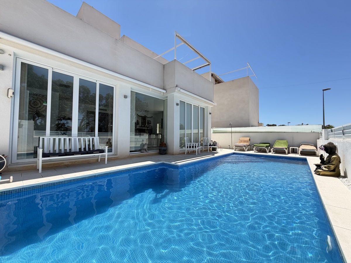 4 Bedroom Property in Mil Palmeras