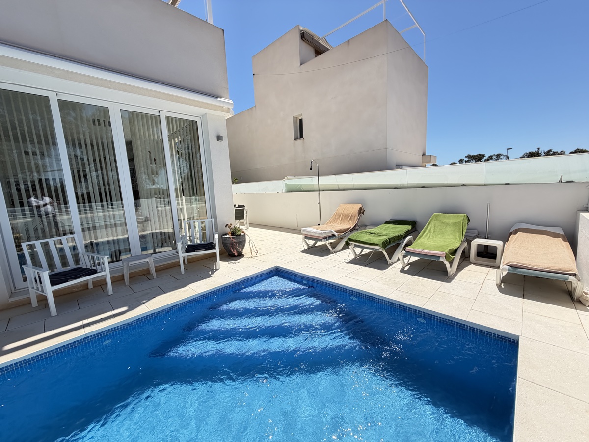 4 Bedroom Property in Mil Palmeras