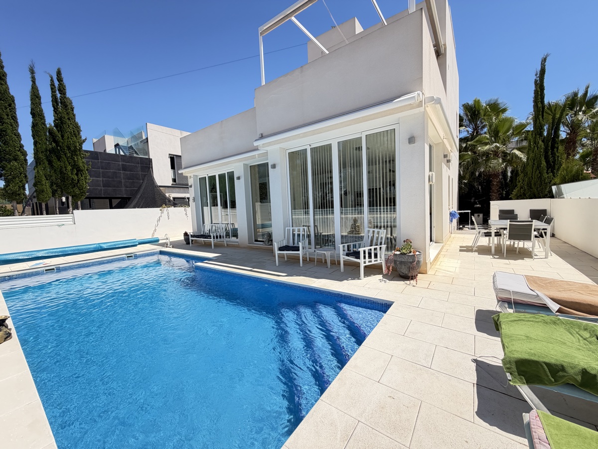 4 Bedroom Property in Mil Palmeras