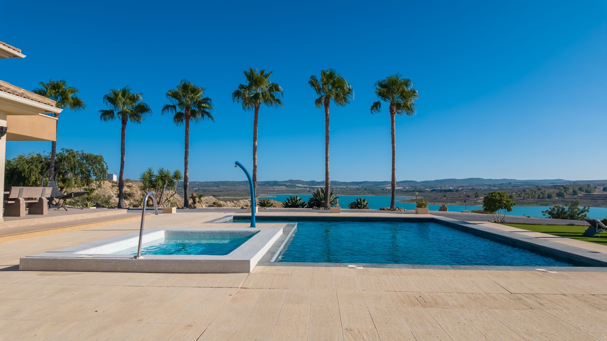 6 Bedroom Property in Torremendo
