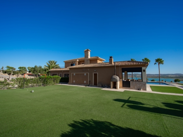 6 Bedroom Property in Torremendo