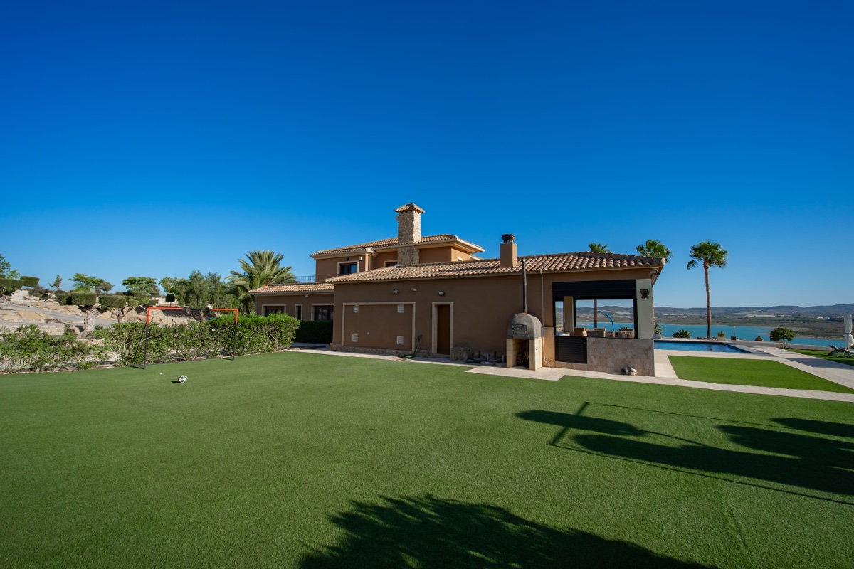 6 Bedroom Property in Torremendo
