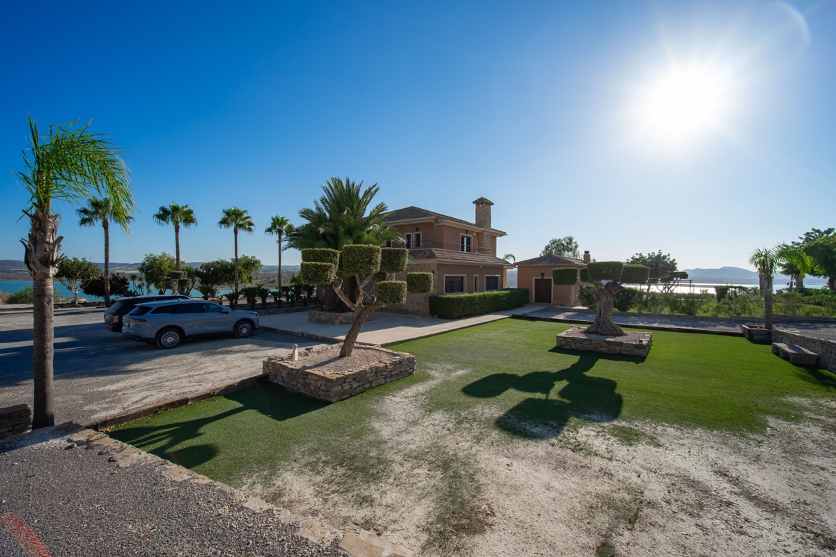6 Bedroom Property in Torremendo