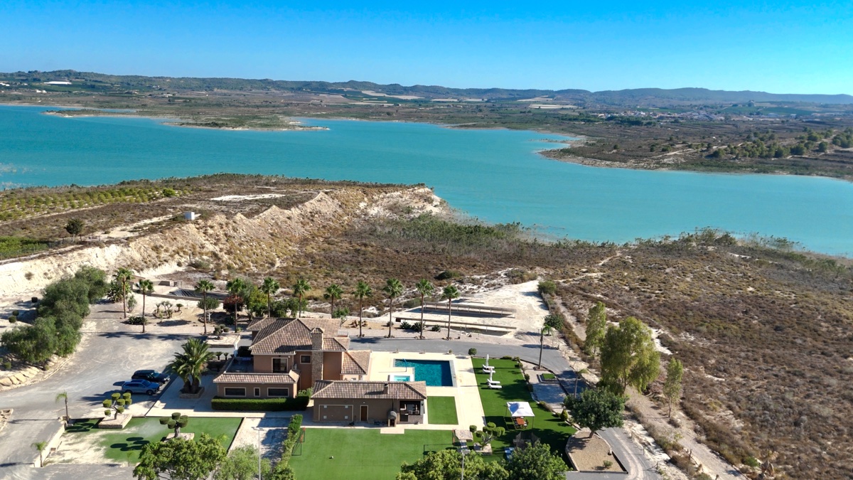 6 Bedroom Property in Torremendo
