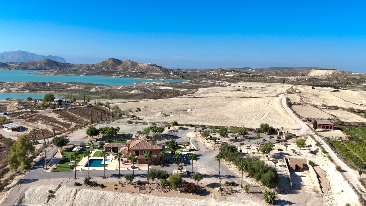 6 Bedroom Property in Torremendo
