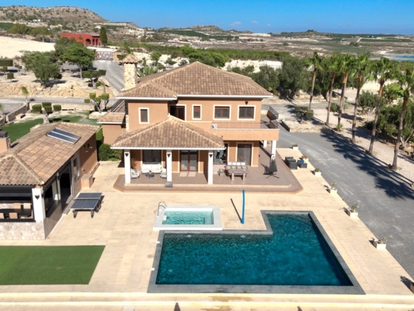 6 Bedroom Property in Torremendo