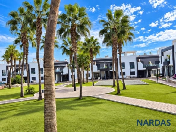 2-BED 2-BATH GROUND FLOOR APARTMENT JUST 80M FROM LA ZENIA BOULEVARD