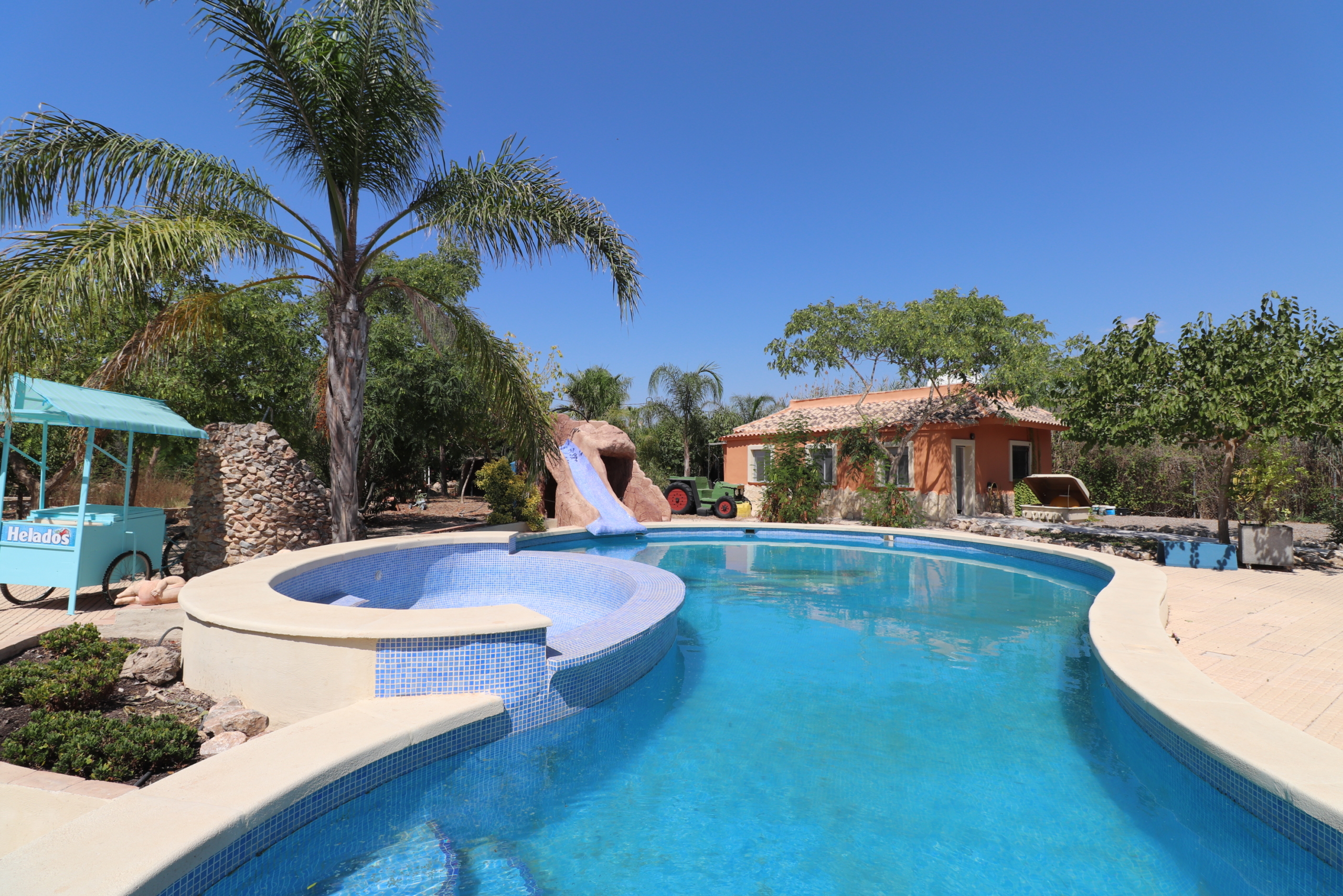 7 Bedroom Property in Catral