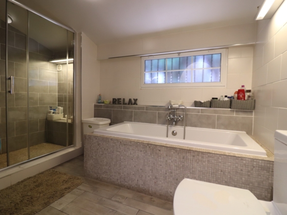 6 Bedroom Property in Heredades