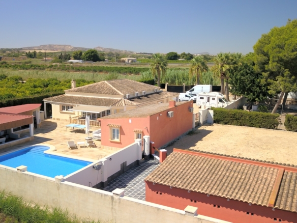 6 Bedroom Property in Heredades