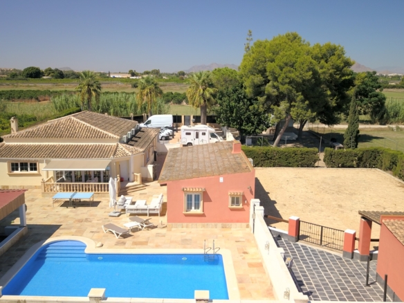 6 Bedroom Property in Heredades