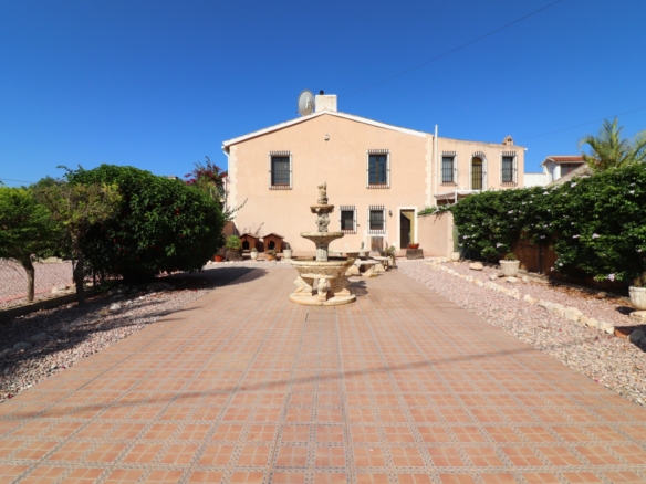 4 Bedroom Property in Albatera