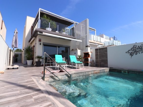3 Bedroom Property in Daya Vieja
