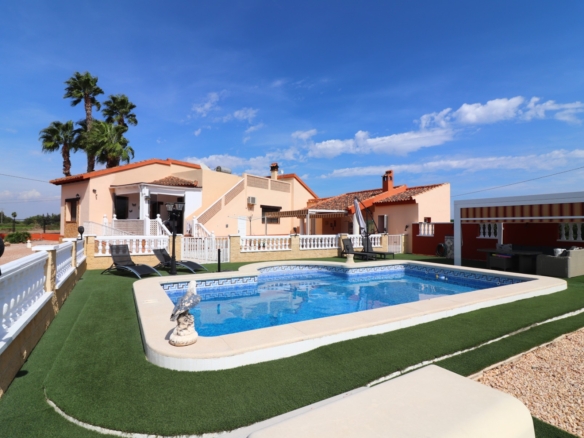 3 Bedroom Property in Daya Vieja