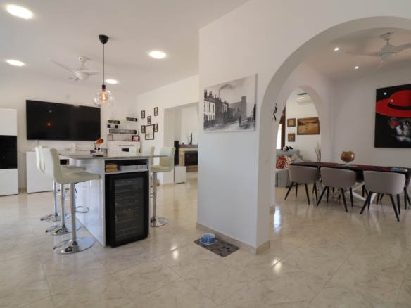 3 Bedroom Property in Daya Vieja