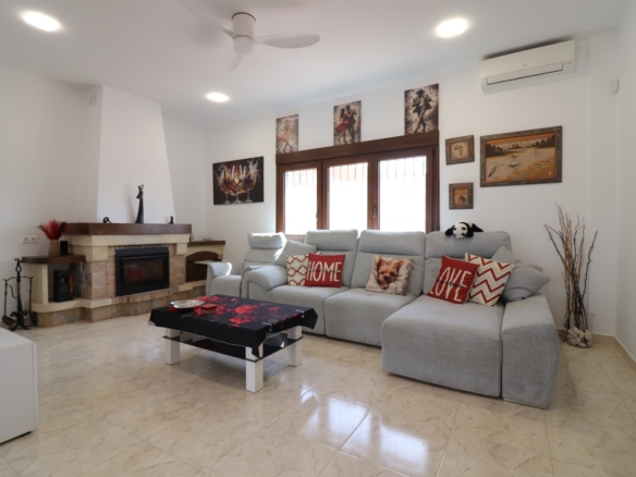 3 Bedroom Property in Daya Vieja
