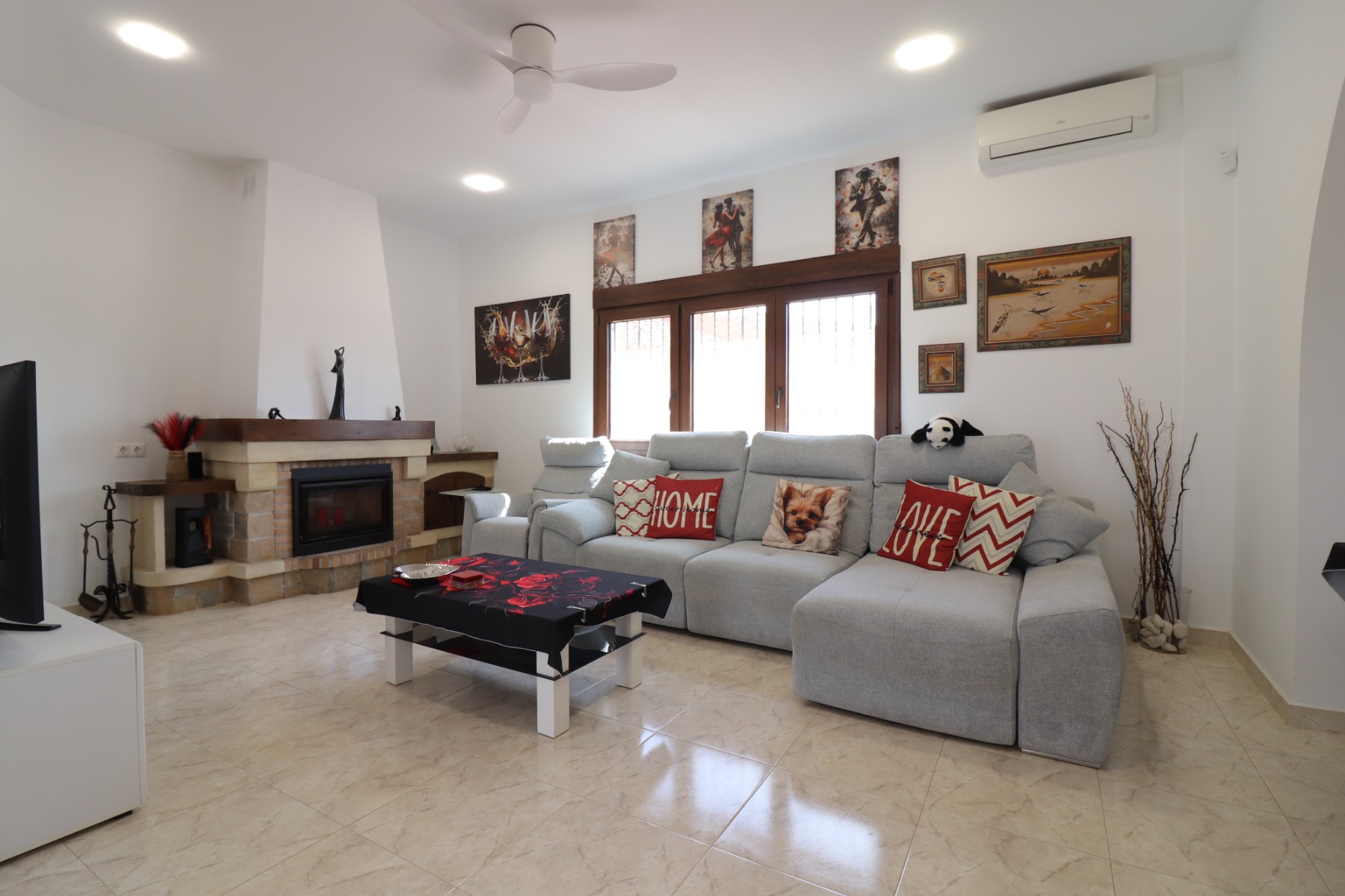 3 Bedroom Property in Daya Vieja