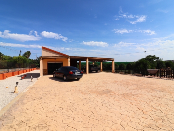 3 Bedroom Property in Daya Vieja