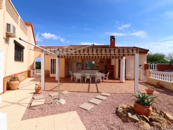 3 Bedroom Property in Daya Vieja
