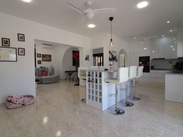 3 Bedroom Property in Daya Vieja