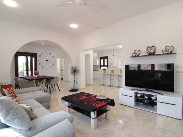 3 Bedroom Property in Daya Vieja