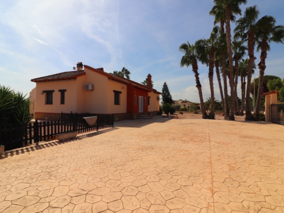 3 Bedroom Property in Daya Vieja